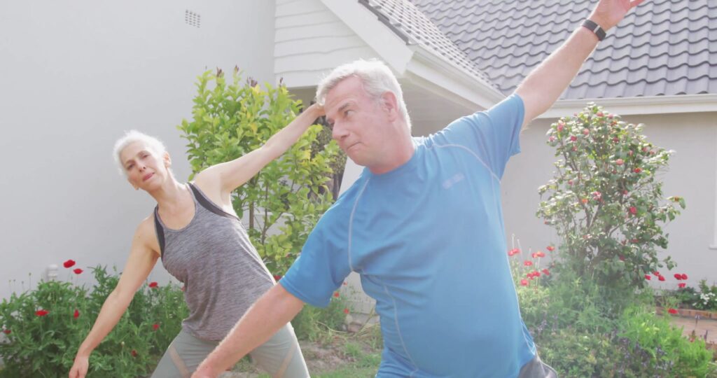 seniors faisant des étirements en plein air